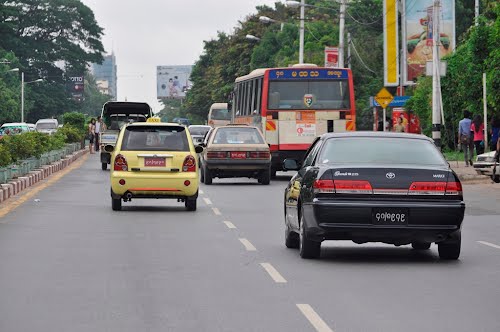 ပြည်လမ်းမကြီးတွင် ဆိုင်ခန်းအဌားဈေးကွက် သွက်လက်လှုပ်ရှားနေ